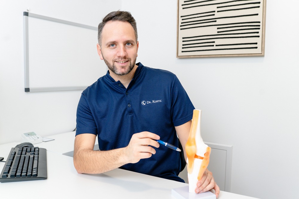 Dr. Kontic erklärt Kniebehandlung